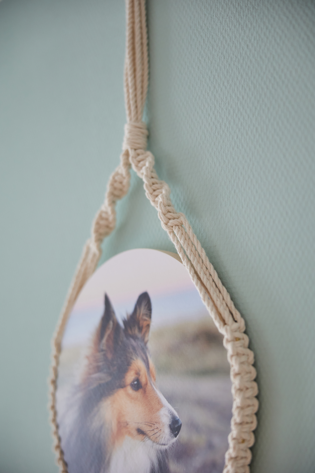 Wandbild auf Holz mit Makramée Aufhängung im Boho Look