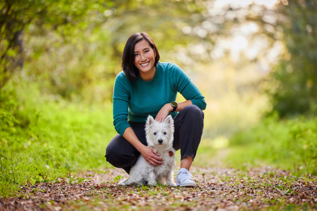 West Highland Terrier Hündin mit ihrer Hundebesitzerin im Wald bei Basel im Herbst