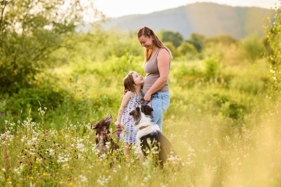 010-Raphaela-Schiller-Hundefotografie-Fotoshooting-mit-Hund-Familie-Rheinfelden-Loerrach-Basel-Familienfotograf