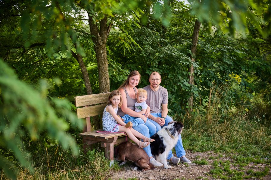 015-Raphaela-Schiller-Hundefotografie-Fotoshooting-mit-Hund-Familie-Rheinfelden-Loerrach-Basel-Familienfotograf