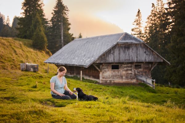 019-Raphaela-Schiller-Hundefotografie-Fotoshooting-mit-Hund-Entlebuch-Entlebucher-Sennenhund-Schweiz-Luzern-Alpen-Berge