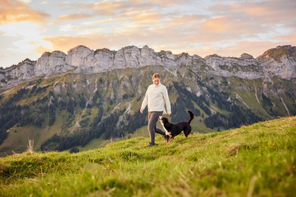 042-Raphaela-Schiller-Hundefotografie-Fotoshooting-mit-Hund-Entlebuch-Entlebucher-Sennenhund-Schweiz-Luzern-Alpen-Berge