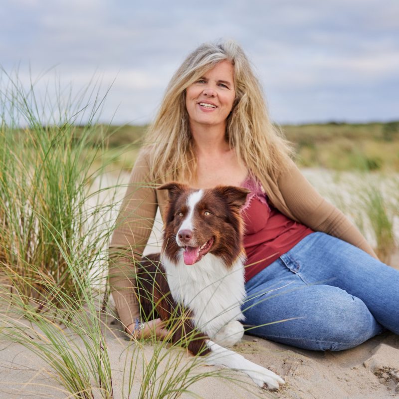 29-Raphaela-Schiller-Hundefotografie-Tierfotografie-Fotoshooting-mit-Hund-Fotoshooting-mit-Hund-und-Mensch-Niederlande-Holland-Scheveningen-Den-Haag-Strand-Meer