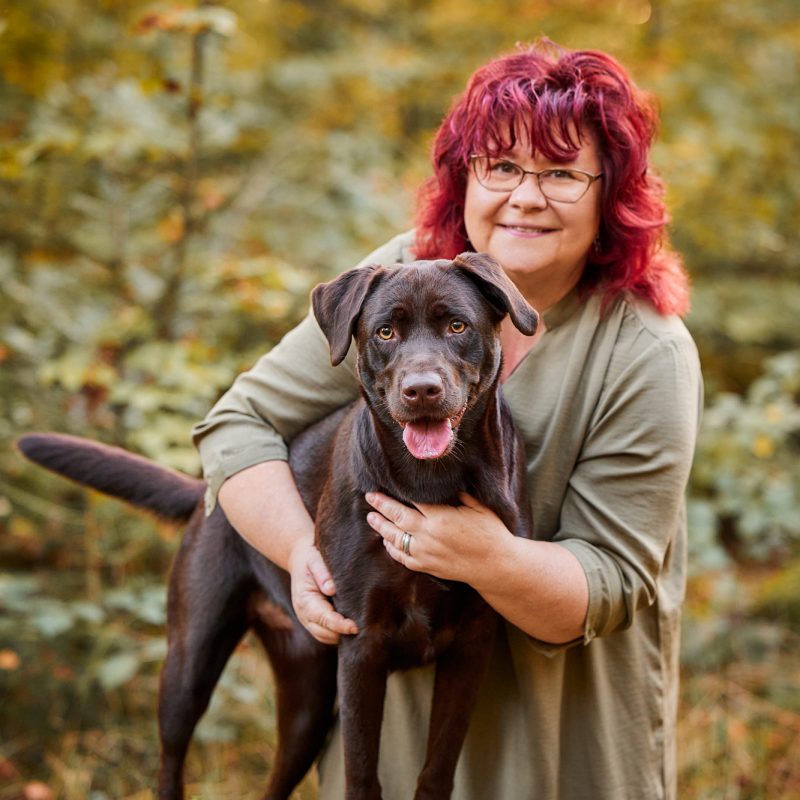 61-Raphaela-Schiller-Hundefotografie-Tierfotografie-Fotoshooting-mit-Hund-Labrador-Vier-Jahreszeiten-Fotoshooting-mit-Hund-und-Mensch